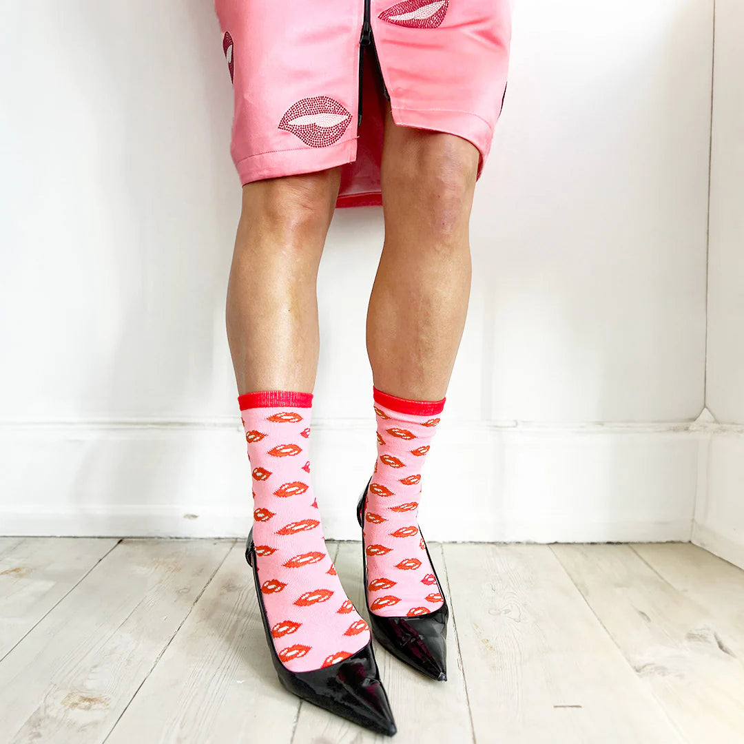 Kaufen Sie Swarovski Pink Lips Anlassmantel und erhalten Sie Socken kostenlos