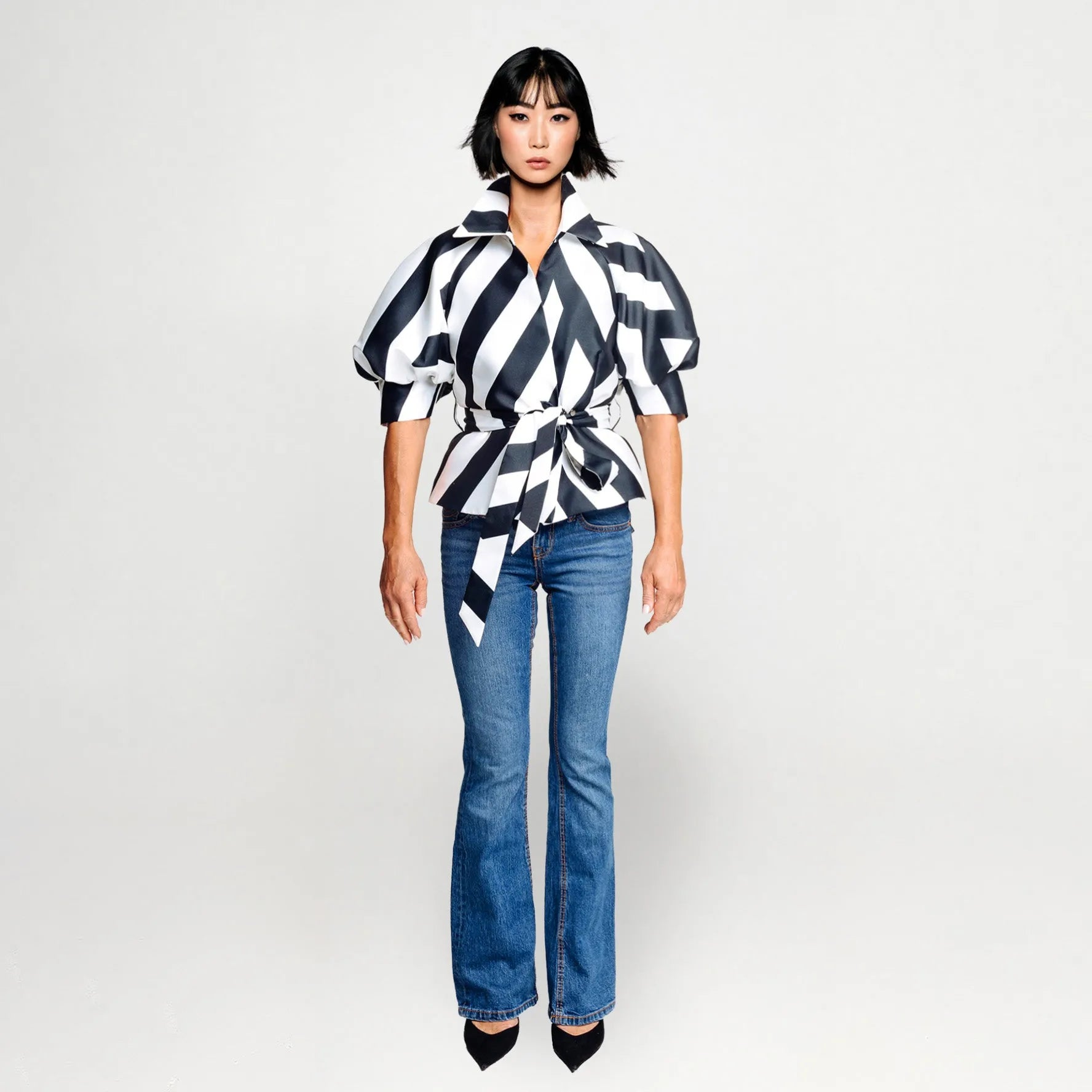 shirtjacket with puffarm and belt black and white graphic print